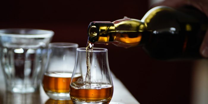 Offrir Une Bouteille De Whisky Avec Une Histoire Whisky Glass